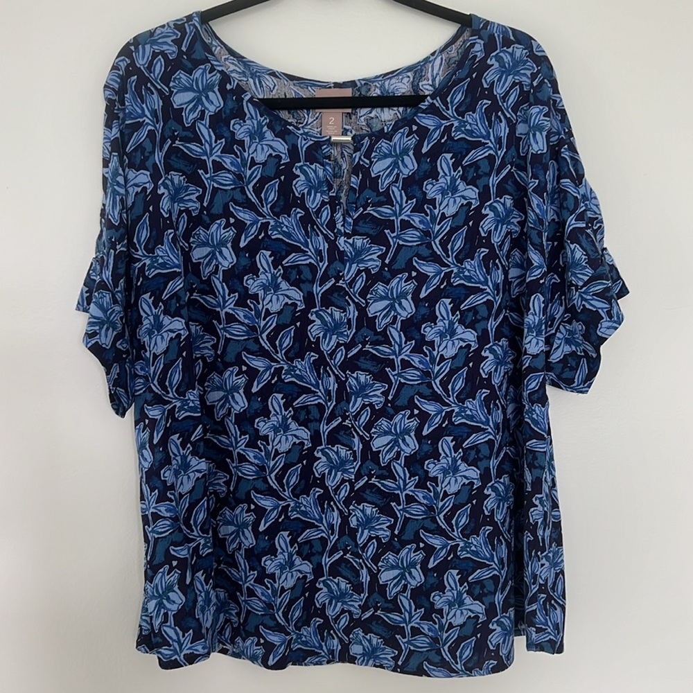 NWT-Chico’s Draft Floral Crinkle Popover top - Blue - size 2 (L-12).